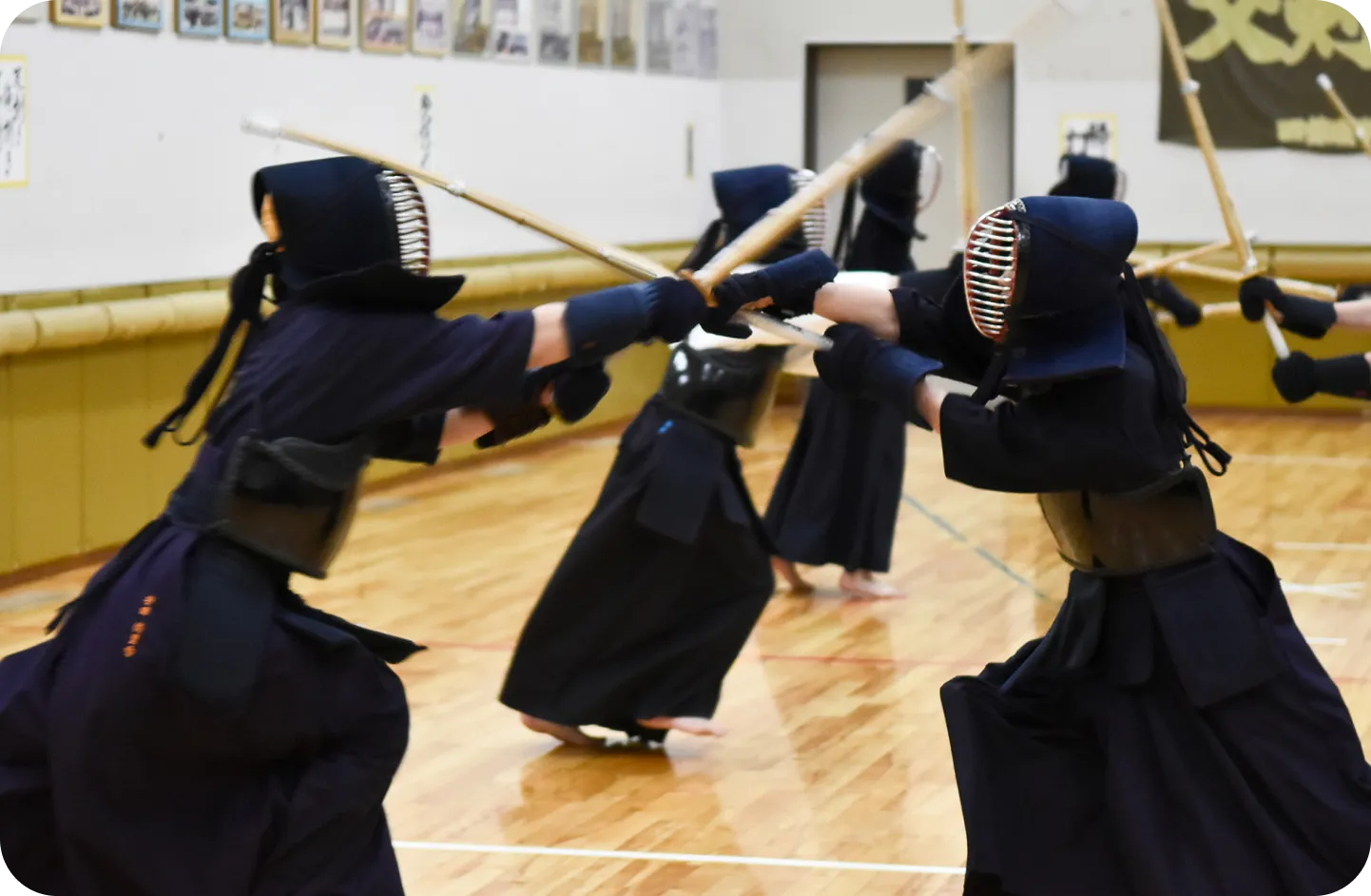 体育館で剣道をしている学生たちの様子